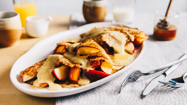 Chic! apple and apricots stuffed crepes